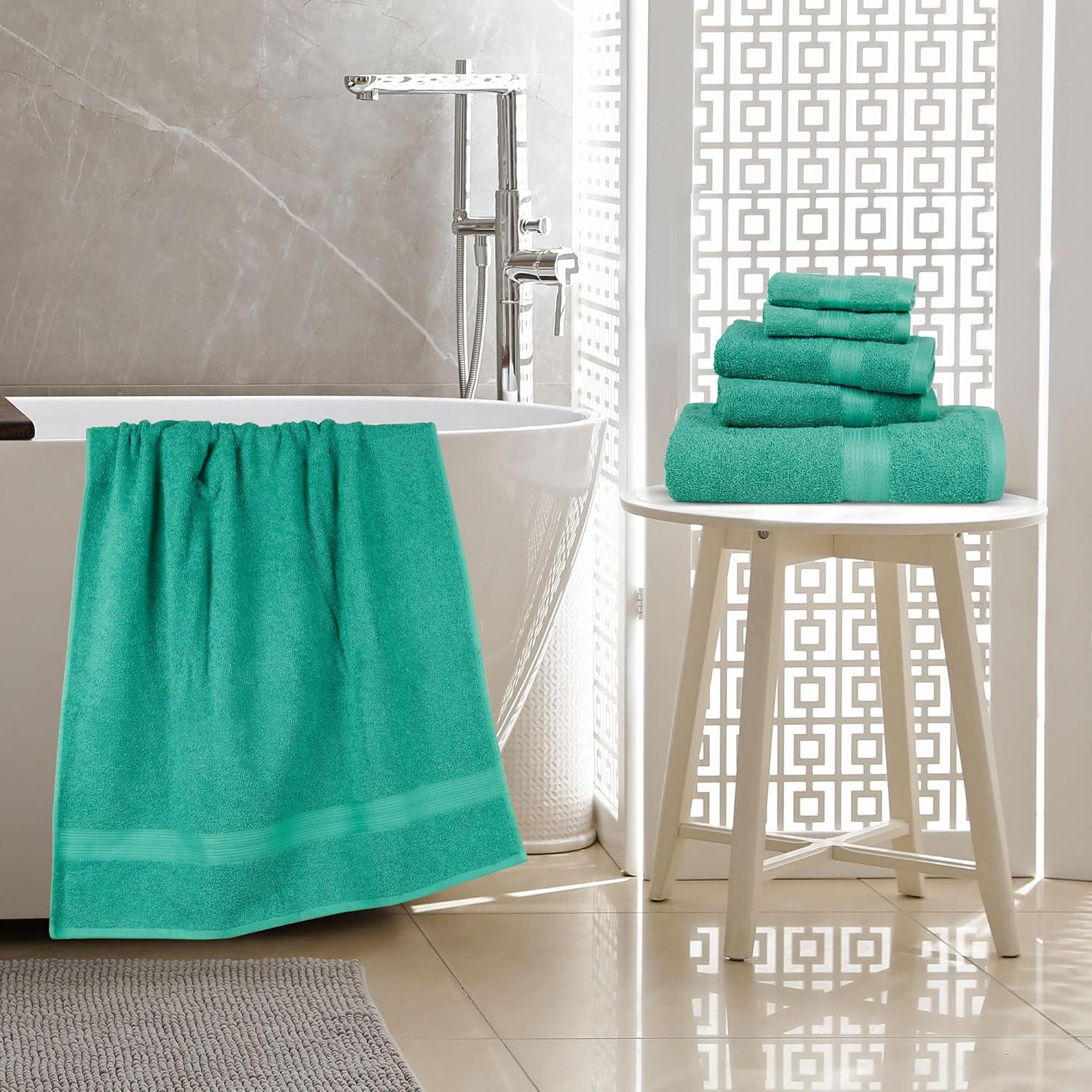 Amazon Basics 6-Piece Oversized Fade-Resistant Towel Set, 100% Cotton, Highly Absorbent, Soft, Teal, 2 Bath Towels, 2 Hand Towels, 2 Washcloths