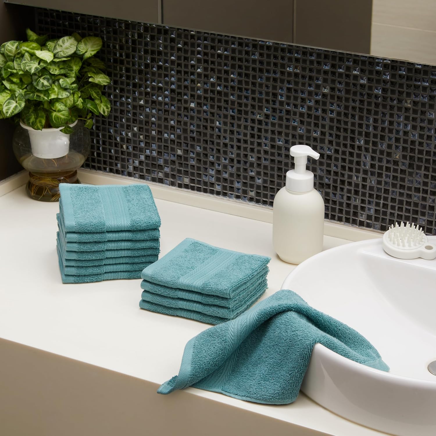 Amazon Basics 6-Piece Oversized Fade-Resistant Towel Set, 100% Cotton, Highly Absorbent, Soft, Teal, 2 Bath Towels, 2 Hand Towels, 2 Washcloths