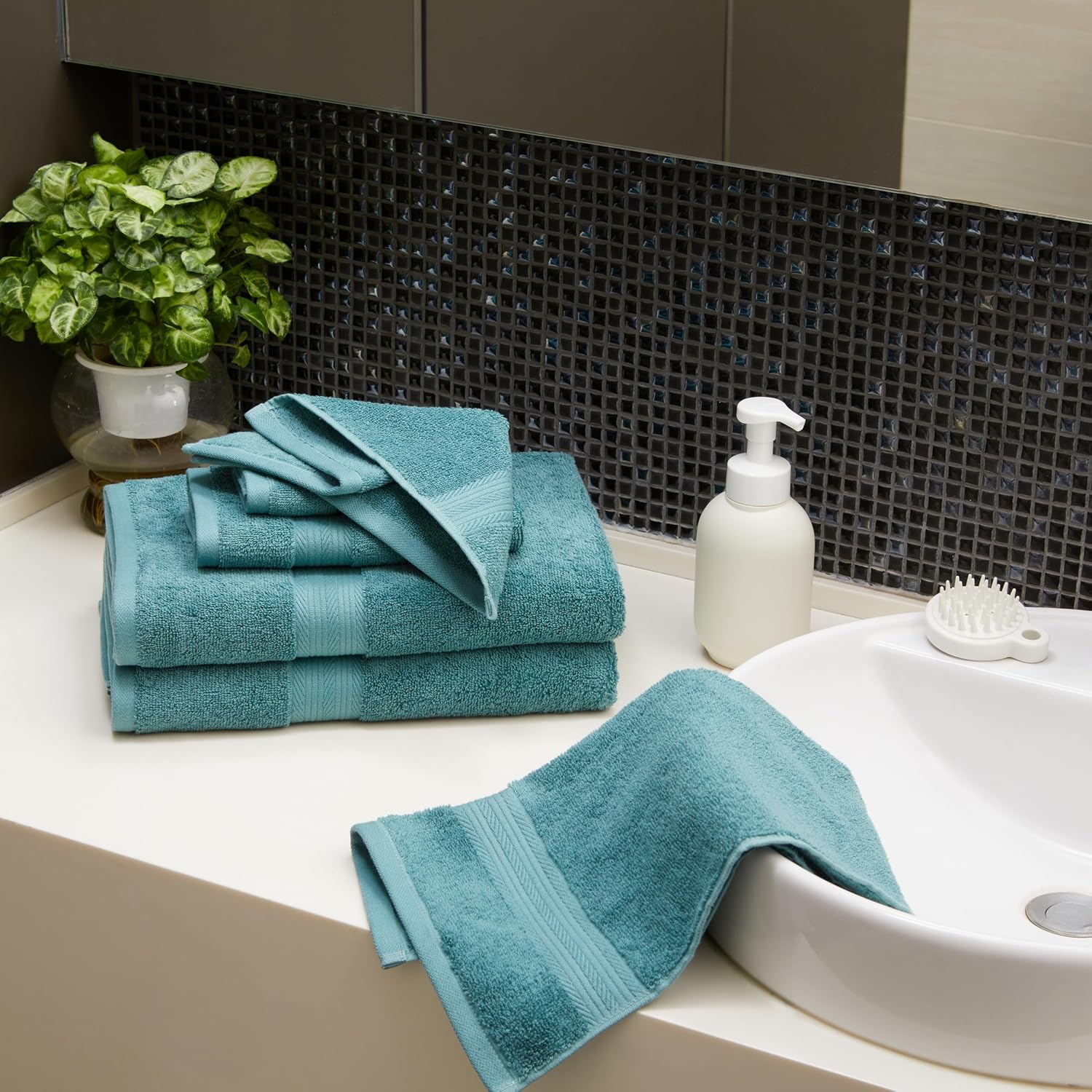 Amazon Basics 6-Piece Oversized Fade-Resistant Towel Set, 100% Cotton, Highly Absorbent, Soft, Teal, 2 Bath Towels, 2 Hand Towels, 2 Washcloths
